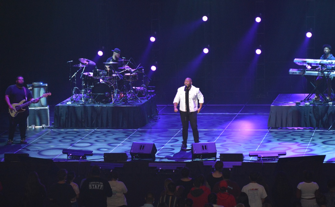 Anthony Evans, Christian recording artist, shares chapel stage                       with CBU student